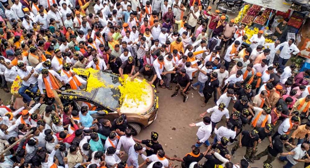 मराठा आरक्षण: मनोज जरांगे की भूख हड़ताल, समर्थकों का सरकार पर दबाव मराठा आरक्षण: मनोज जरांगे की भूख हड़ताल, समर्थकों का सरकार पर दबाव