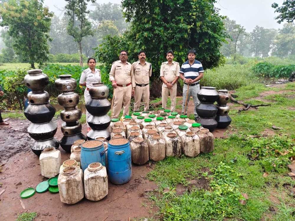 कबीरधाम में पुलिस की बड़ी कार्रवाई, भारी मात्रा में अवैध शराब जब्त कबीरधाम में पुलिस की बड़ी कार्रवाई, भारी मात्रा में अवैध शराब जब्त