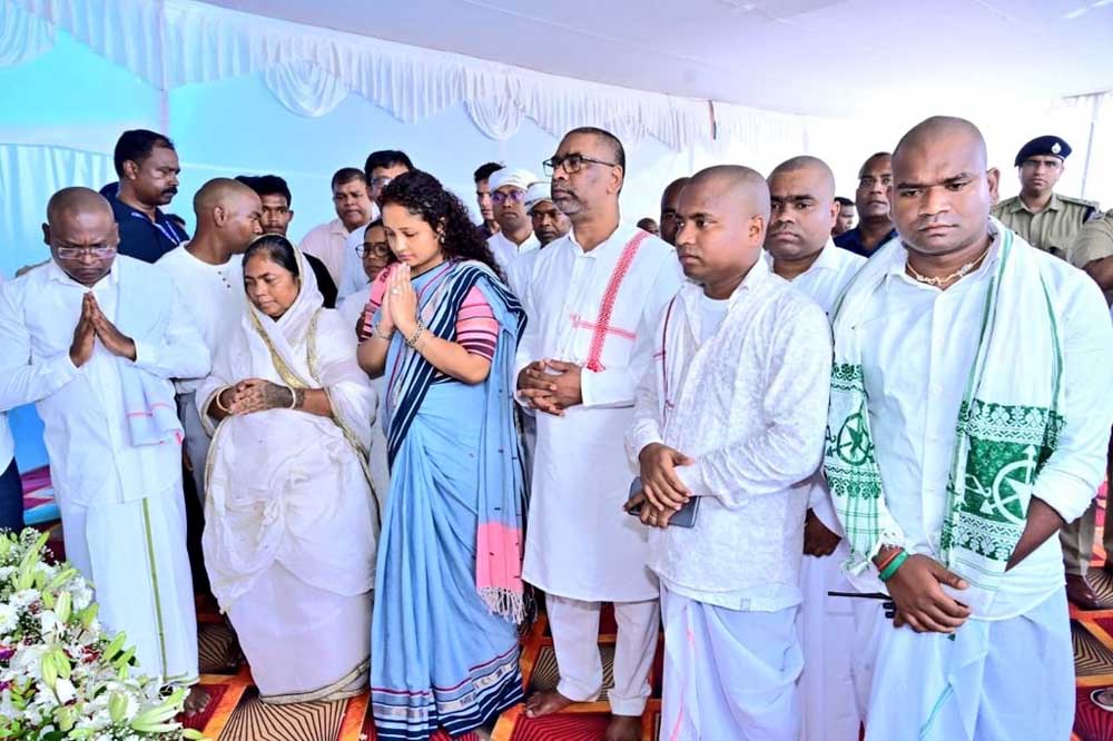 रामदास सोरेन के श्राद्ध में पहुंचे CM हेमंत और राज्यपाल, परिजनों से की मुलाकात रामदास सोरेन के श्राद्ध में पहुंचे CM हेमंत और राज्यपाल, परिजनों से की मुलाकात