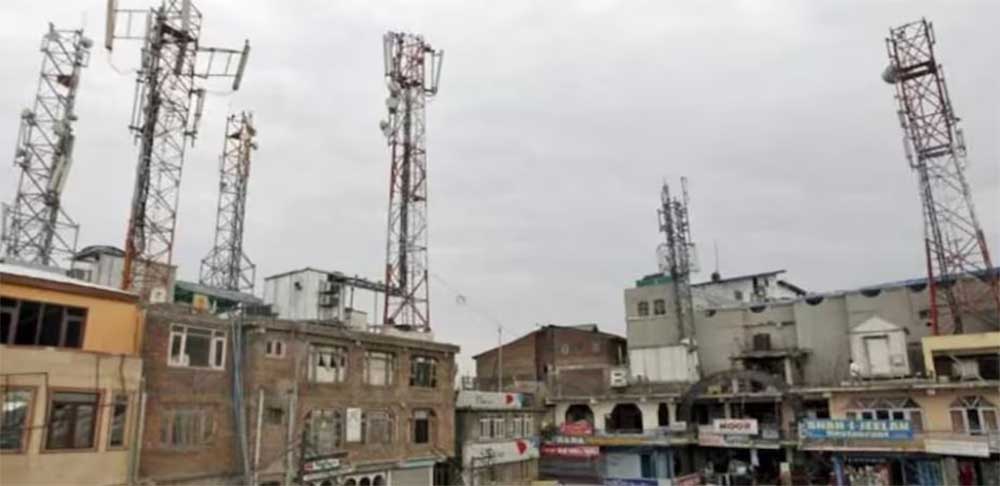 पड़ोसी की छत पर लगा मोबाइल टावर कर रहा नुकसान? ऐसे करें शिकायत