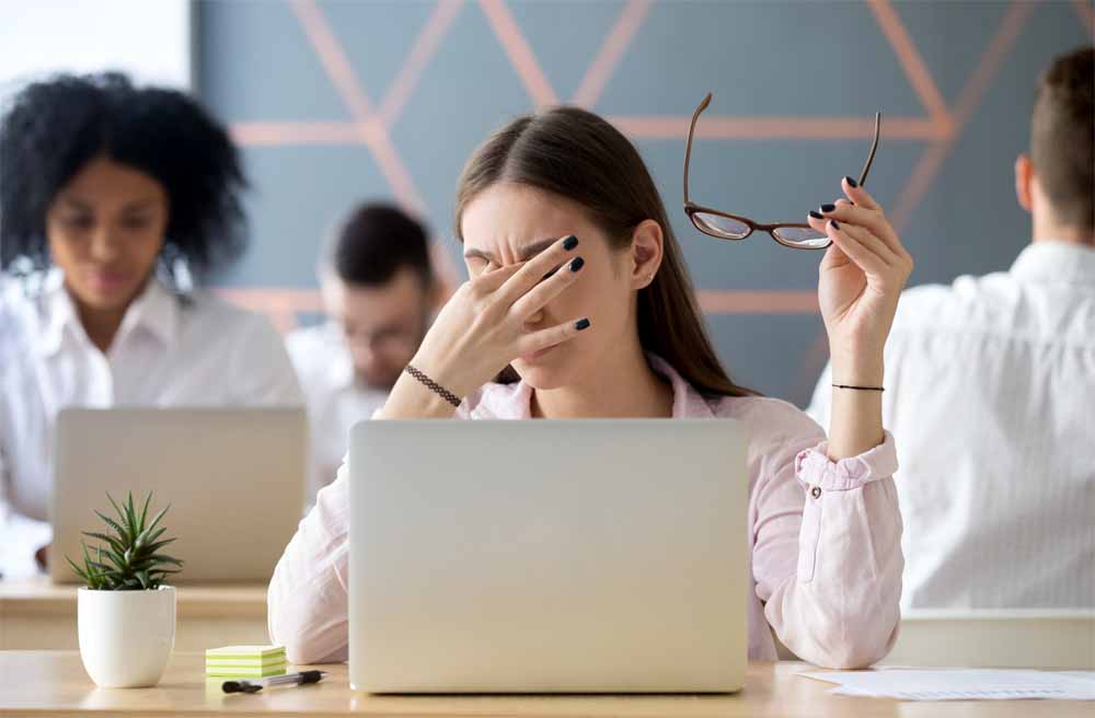 मोबाइल-लैपटॉप से नजर हो रही कमजोर? अपनाएं ये 5 आसान टिप्स, चश्मे से बच पाएंगे