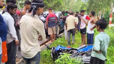 भीषण सड़क हादसा: कार-बाइक की टक्कर में दो युवकों की मौत, जाम से जनजीवन प्रभावित