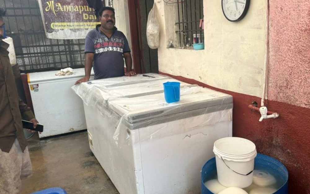 राजधानी में नकली पनीर का भंडाफोड़: फैक्ट्री पर छापा, होटलों-ढाबों तक होती थी सप्लाई राजधानी में नकली पनीर का भंडाफोड़: फैक्ट्री पर छापा, होटलों-ढाबों तक होती थी सप्लाई