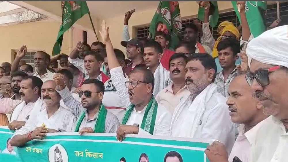 सूखे से बेहाल किसान, राजद ने धरना देकर सरकार से की राहत की मांग