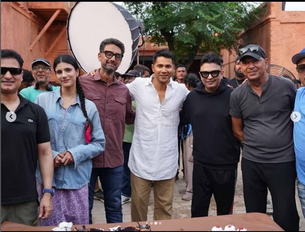 वरुण धवन ने ‘बॉर्डर 2’ का अमृतसर शेड्यूल पूरा किया, पार्टी का वीडियो किया शेयर वरुण धवन ने ‘बॉर्डर 2’ का अमृतसर शेड्यूल पूरा किया, पार्टी का वीडियो किया शेयर