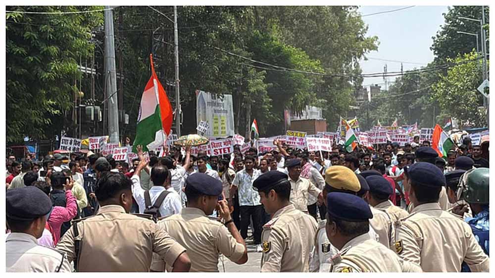 TRE 4 से पहले STET अभ्यर्थियों का हल्ला बोल: परीक्षा की मांग को लेकर सड़कों पर उतरे