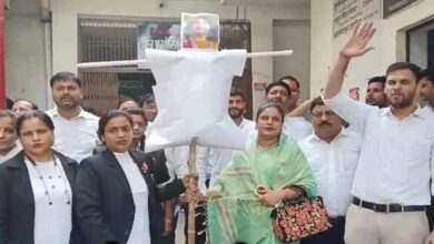 अनिरुद्धाचार्य विवाद कोर्ट पहुंचा: महिला वकीलों ने लगाई न्याय की गुहार