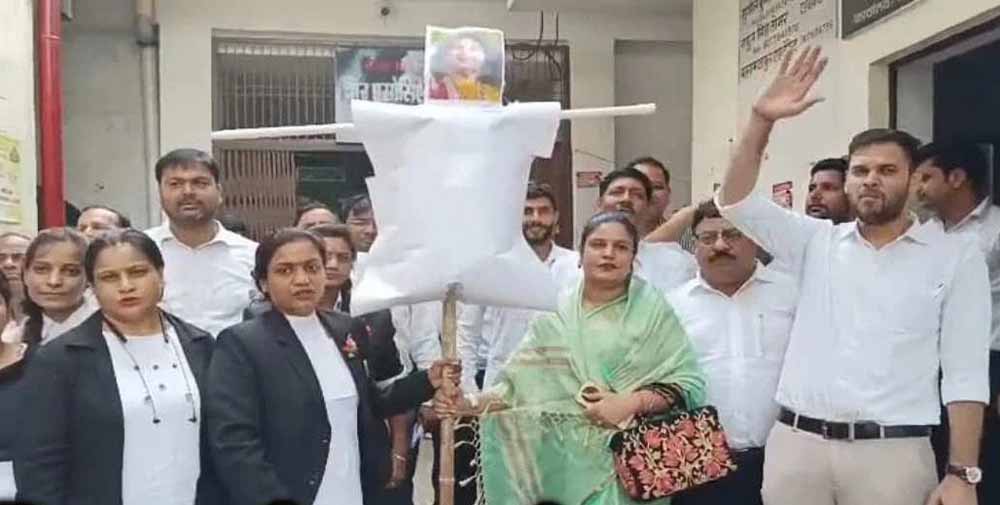 अनिरुद्धाचार्य विवाद कोर्ट पहुंचा: महिला वकीलों ने लगाई न्याय की गुहार अनिरुद्धाचार्य विवाद कोर्ट पहुंचा: महिला वकीलों ने लगाई न्याय की गुहार