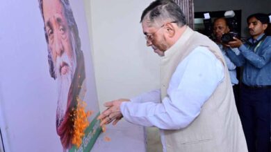 नेमरा गांव पहुंचे राज्यपाल गंगवार, गुरुजी शिबू सोरेन को दी श्रद्धांजलि