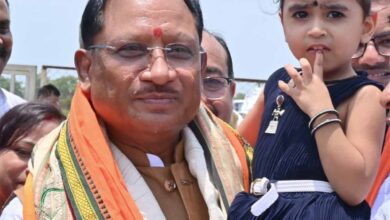 नन्ही सृष्टि को गोद में उठाकर मुख्यमंत्री विष्णु देव साय ने रच दिया अपनत्व और स्नेह का अविस्मरणीय पल