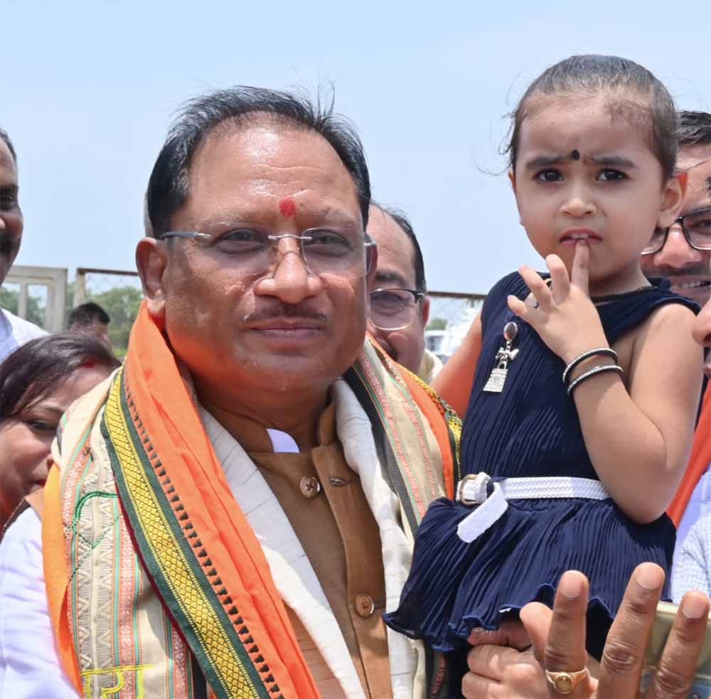 नन्ही सृष्टि को गोद में उठाकर मुख्यमंत्री विष्णु देव साय ने रच दिया अपनत्व और स्नेह का अविस्मरणीय पल नन्ही सृष्टि को गोद में उठाकर मुख्यमंत्री विष्णु देव साय ने रच दिया अपनत्व और स्नेह का अविस्मरणीय पल