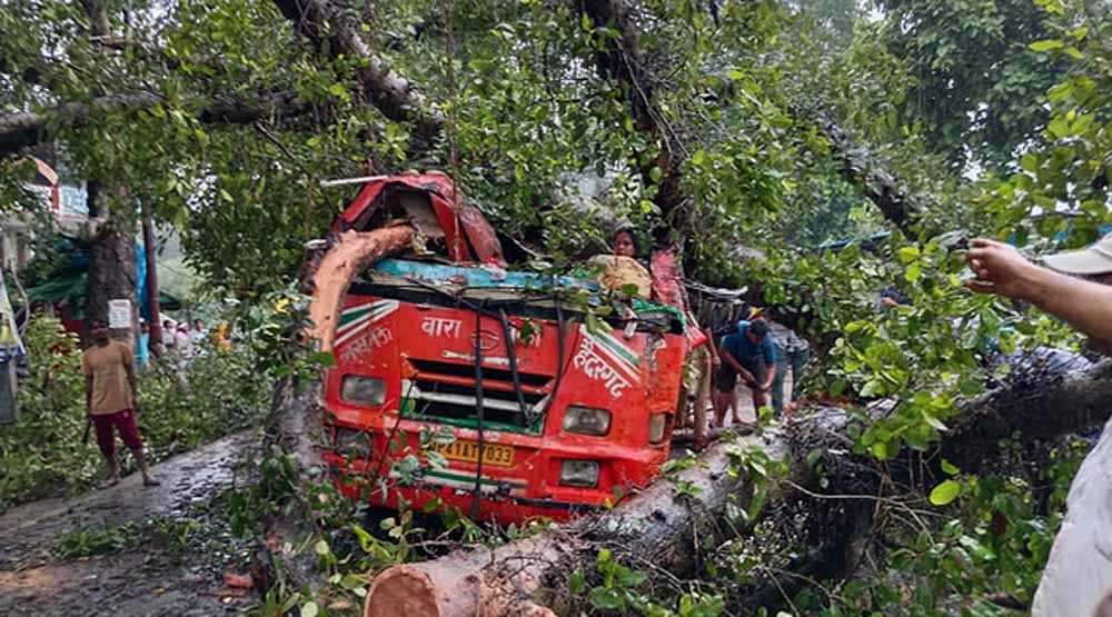 बाराबंकी-हैदरगढ़ मार्ग पर हादसा: बस पर गिरा पेड़, पांच की मौत