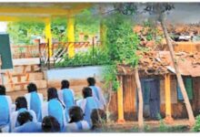 बारिश में भीगते सपने: खुले आसमान तले पढ़ाई करने को मजबूर छात्र