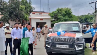 डीएम सुब्रत सेन ने 13 प्रचार वाहनों को दी हरी झंडी, मतदाताओं को मिलेगी EVM-VVPAT की जानकारी