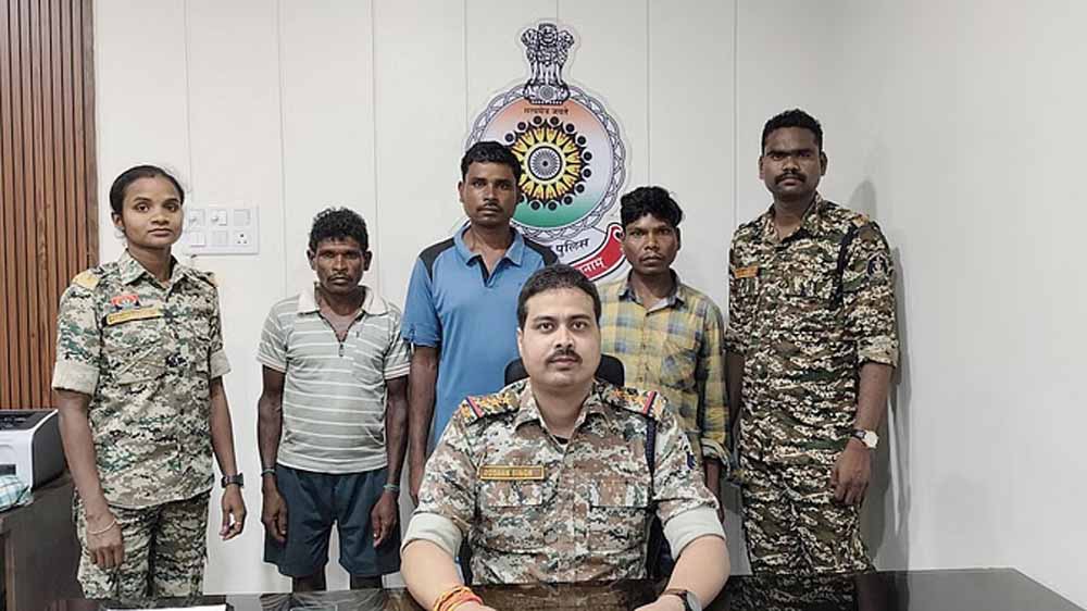 नक्सल विरोधी अभियान में बड़ी सफलता, दो लाख के इनामी सहित तीन नक्सली गिरफ्तार नक्सल विरोधी अभियान में बड़ी सफलता, दो लाख के इनामी सहित तीन नक्सली गिरफ्तार