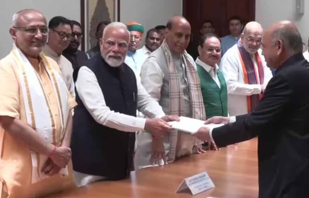 सीपी राधाकृष्णन ने उपराष्ट्रपति पद के लिए भरा नामांकन, नामांकन पत्र पर पीएम मोदी के हस्ताक्षर सीपी राधाकृष्णन ने उपराष्ट्रपति पद के लिए भरा नामांकन, नामांकन पत्र पर पीएम मोदी के हस्ताक्षर