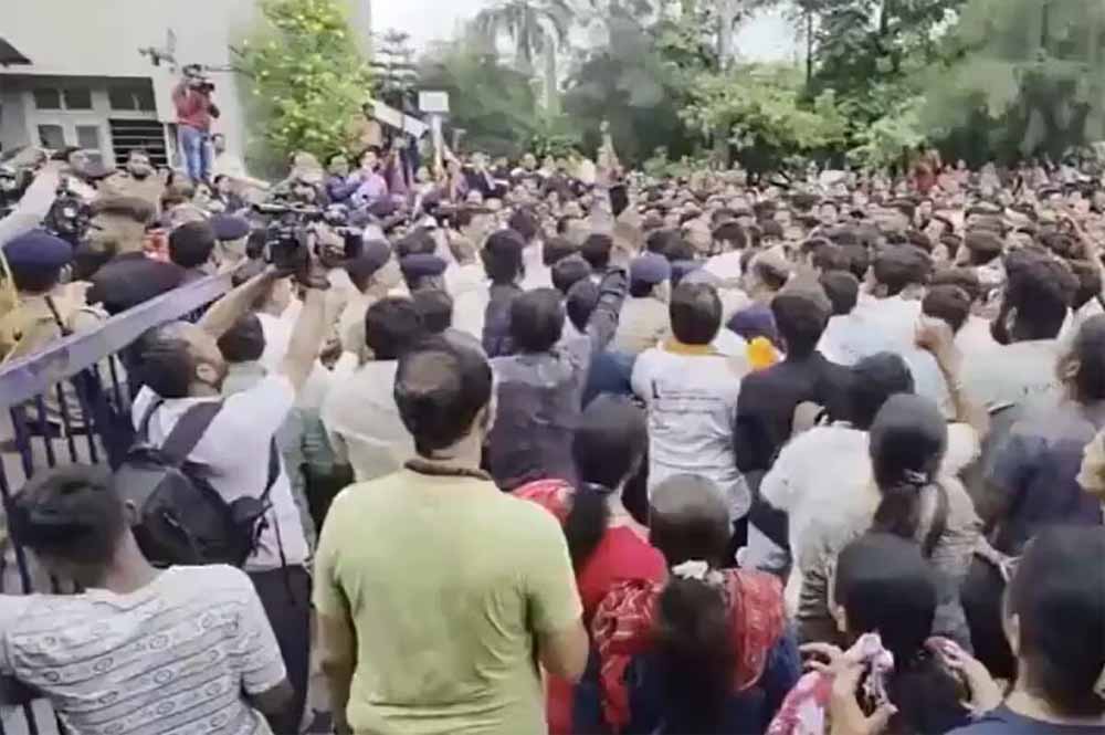 अहमदाबाद स्कूल में 9वीं का छात्र बना कातिल, हत्या के बाद भड़का सांप्रदायिक तनाव अहमदाबाद स्कूल में 9वीं का छात्र बना कातिल, हत्या के बाद भड़का सांप्रदायिक तनाव