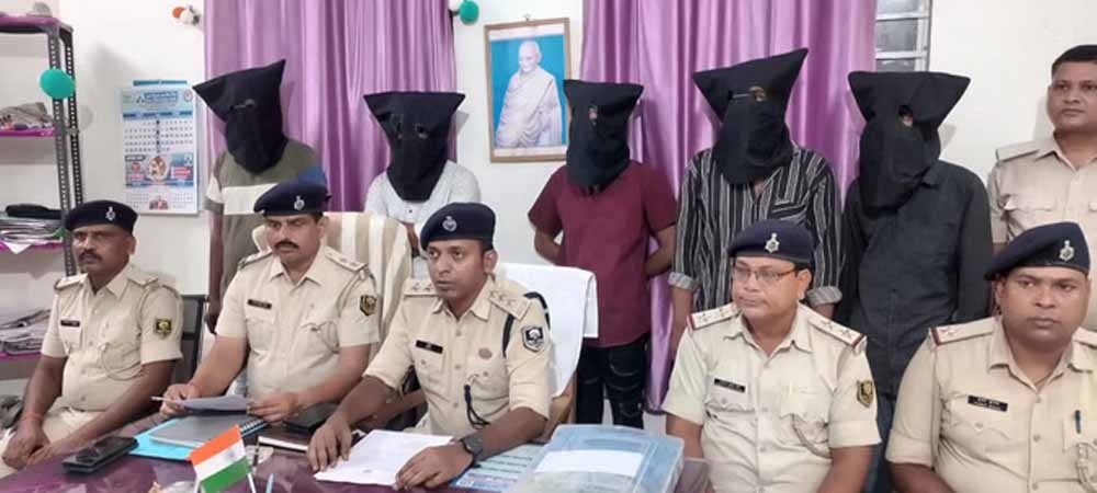आर्टिस्ट पीयूष मर्डर केस: पुलिस की बड़ी सफलता, पांच दोस्त निकले हत्यारे आर्टिस्ट पीयूष मर्डर केस: पुलिस की बड़ी सफलता, पांच दोस्त निकले हत्यारे