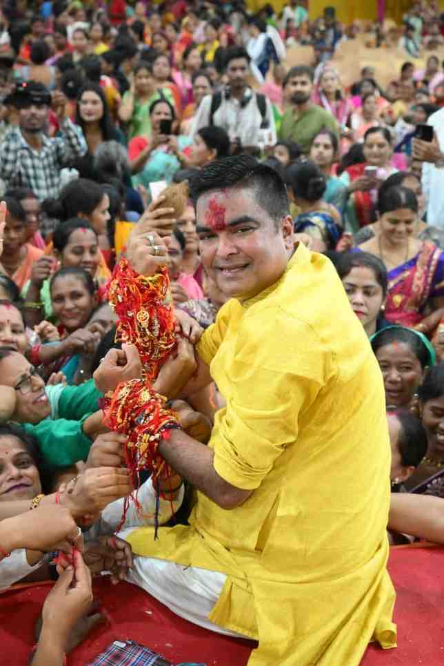 10 हजार बहनों से रक्षा सूत्र बंधवा विधायक ने दिए उपहार,कहा वैशाली नगर की जनता से मेरा पारिवारिक रिश्ता, 10 हजार बहनों से रक्षा सूत्र बंधवा विधायक ने दिए उपहार,कहा वैशाली नगर की जनता से मेरा पारिवारिक रिश्ता,