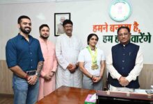 मुख्यमंत्री से एशियन अफ्रीकन पैसिफिक पावरलिफ्टिंग चैंपियनशिप में स्वर्ण पदक विजेता सुश्री नमी राय पारेख ने की मुलाकात