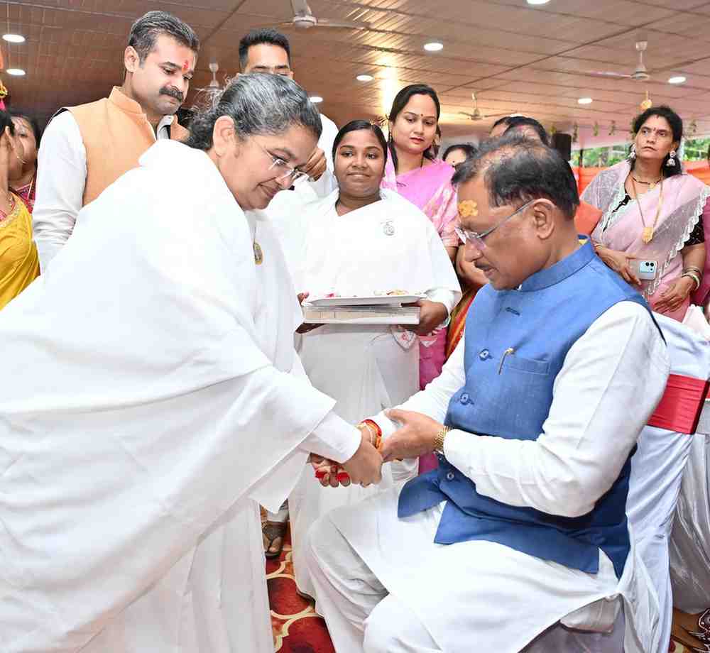 रक्षाबंधन के पावन पर्व पर मुख्यमंत्री विष्णु देव साय को ब्रह्मकुमारी बहनों ने बाँधी राखी रक्षाबंधन के पावन पर्व पर मुख्यमंत्री विष्णु देव साय को ब्रह्मकुमारी बहनों ने बाँधी राखी