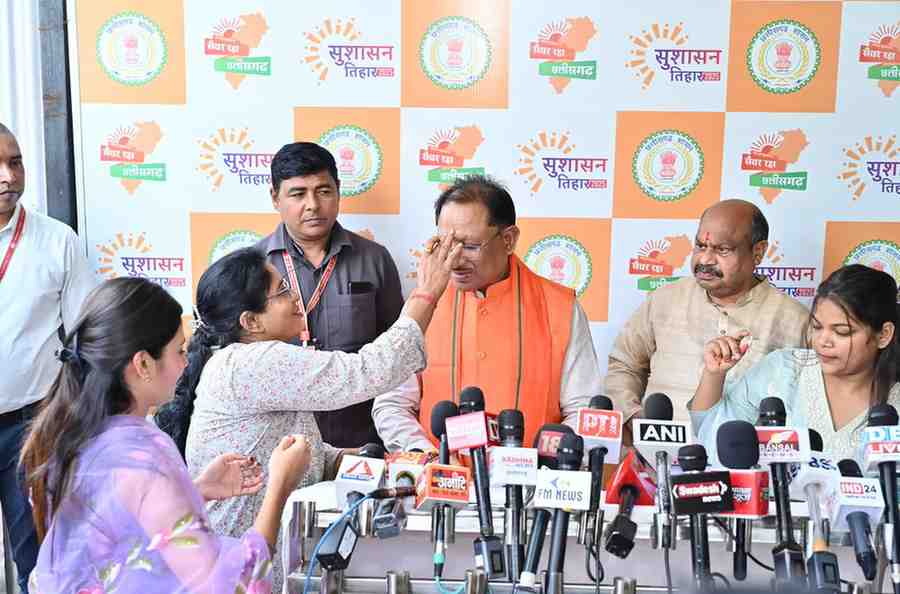 पत्रकार बहनों ने मुख्यमंत्री की कलाई पर बांधी राखी : जनसेवा के मार्ग पर अटूट संकल्प और प्रगति की दी शुभकामनाएं पत्रकार बहनों ने मुख्यमंत्री की कलाई पर बांधी राखी : जनसेवा के मार्ग पर अटूट संकल्प और प्रगति की दी शुभकामनाएं