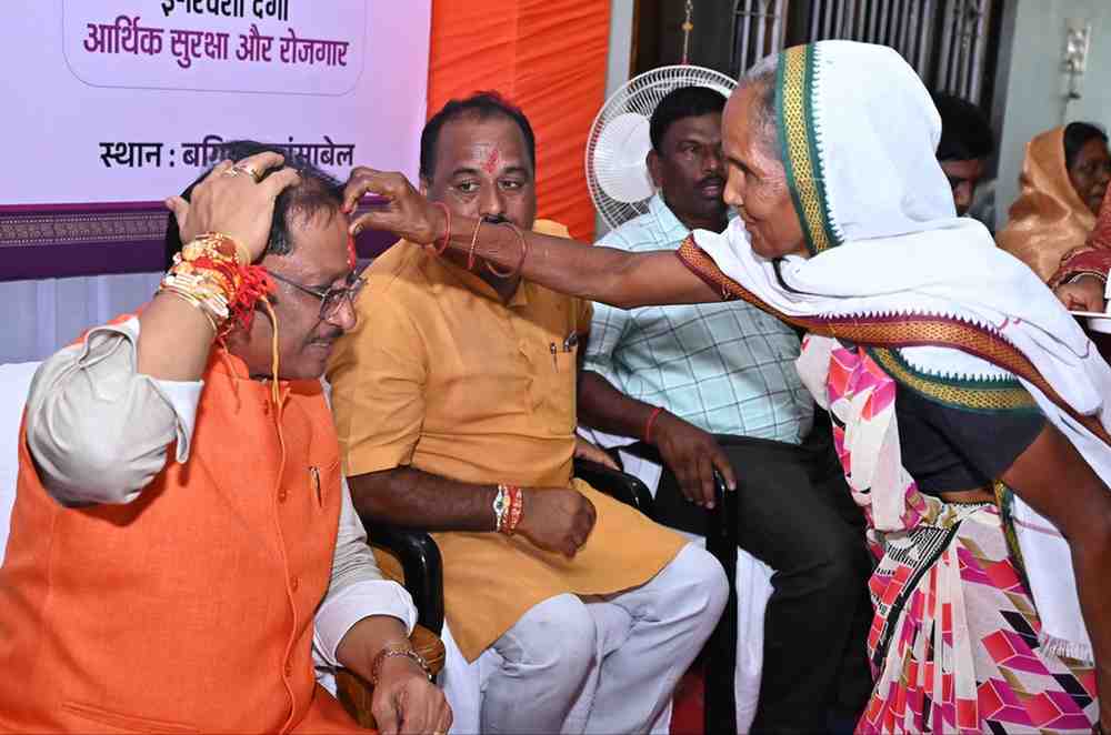 मुख्यमंत्री साय को जशपुर की बहनों ने बांधी राखी,कहा रक्षाबंधन भाई-बहन के स्नेह और विश्वास का प्रतीक मुख्यमंत्री साय को जशपुर की बहनों ने बांधी राखी,कहा रक्षाबंधन भाई-बहन के स्नेह और विश्वास का प्रतीक