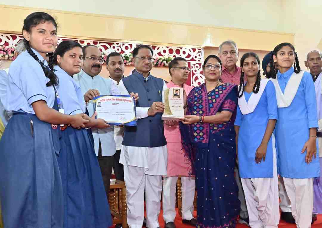 मुख्यमंत्री विष्णुदेव साय शहीद विनोद सिंह कौशिक मेधावी छात्र अभिनंदन समारोह में शामिल, मेधावी छात्रों का बढ़ाया उत्साह