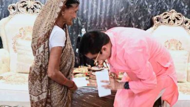 रेशने आवास जलभराव प्रभावितों को विधायक रिकेश ने बांटे राहत राशि के चेक