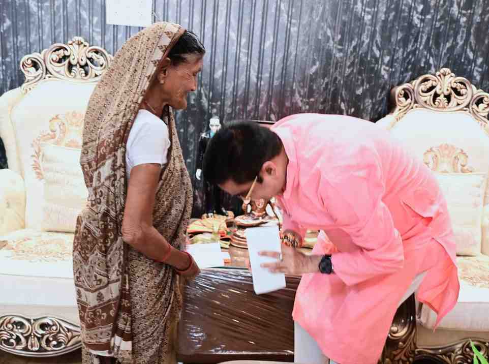 रेशने आवास जलभराव प्रभावितों को विधायक रिकेश ने बांटे राहत राशि के चेक रेशने आवास जलभराव प्रभावितों को विधायक रिकेश ने बांटे राहत राशि के चेक