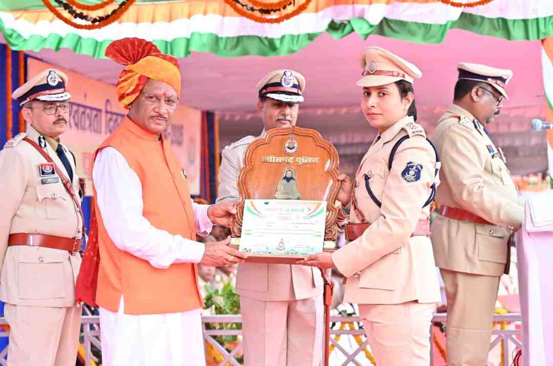 स्वतंत्रता दिवस समारोह: मुख्यमंत्री ने 35 पुलिस अधिकारियों एवं जवानों को पुलिस पदकों से किया सम्मानित स्वतंत्रता दिवस समारोह: मुख्यमंत्री ने 35 पुलिस अधिकारियों एवं जवानों को पुलिस पदकों से किया सम्मानित
