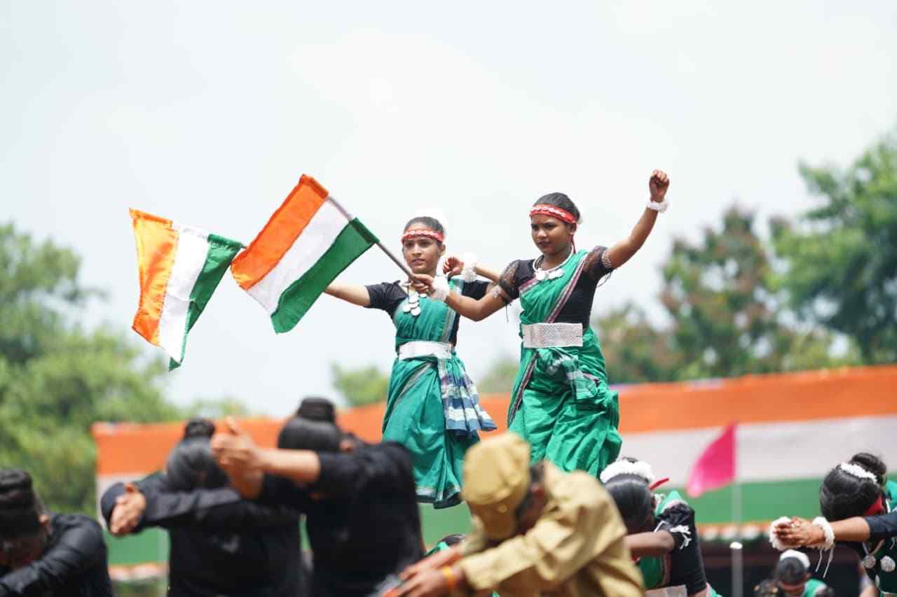 स्वतंत्रता दिवस समारोह: शालेय विद्यार्थियों की सांस्कृतिक प्रस्तुतियों ने बांधा समां स्वतंत्रता दिवस समारोह: शालेय विद्यार्थियों की सांस्कृतिक प्रस्तुतियों ने बांधा समां