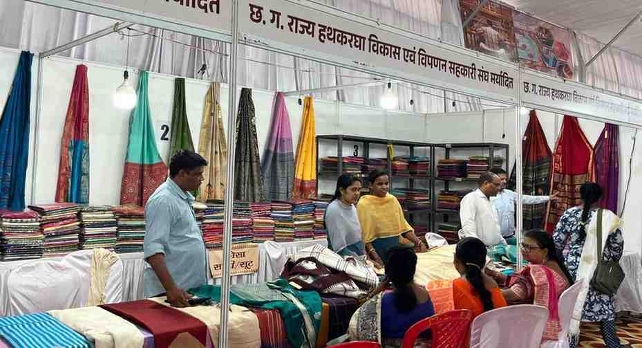 बीटीआई ग्राउण्ड शंकर नगर में लगी ग्रामोद्योग प्रदर्शनी को मिल रहा शानदार प्रतिसाद,31 अगस्त तक चलेगी प्रदर्शनी