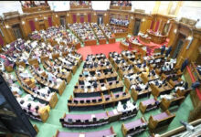 यूपी मानसून सत्र के पहले दिन दिखा नया अंदाज, सपा विधायक कांवड़ लेकर विधानसभा परिसर पहुंचे