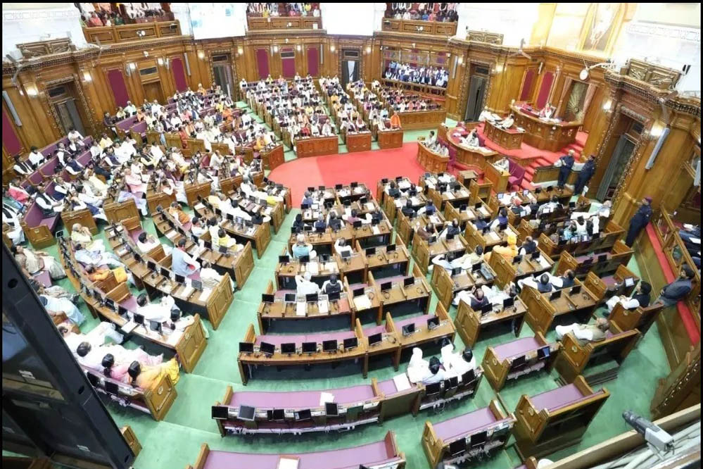यूपी मानसून सत्र के पहले दिन दिखा नया अंदाज, सपा विधायक कांवड़ लेकर विधानसभा परिसर पहुंचे