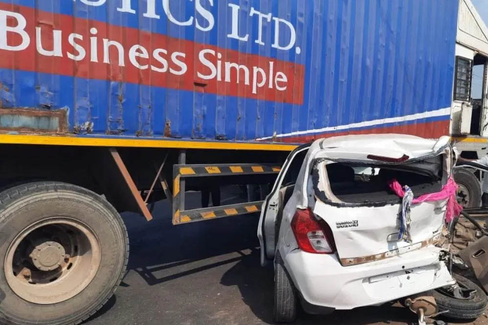 पुणे में तेज रफ्तार कंटेनर की भीषण टक्कर, 7 श्रद्धालुओं की दर्दनाक मौत