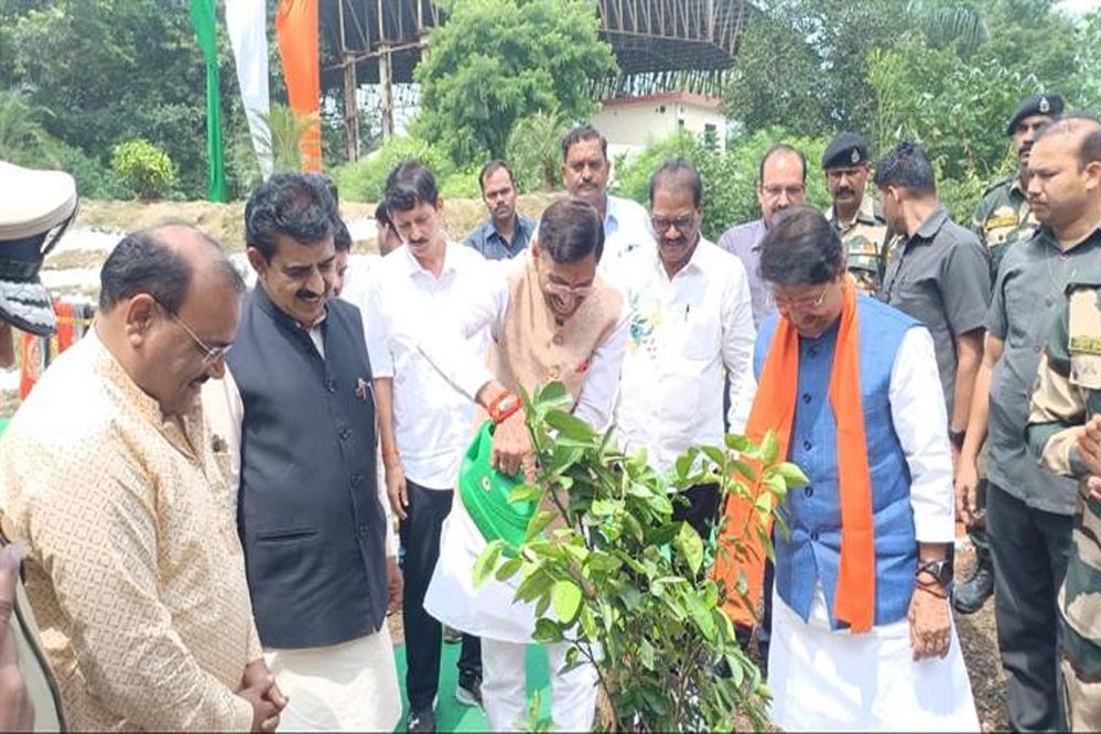 पर्यावरण संरक्षण के लिए इंदौर काम कर सकता है तो देश के अन्य शहर क्यों नहीं : रक्षा राज्य मंत्री सेठ पर्यावरण संरक्षण के लिए इंदौर काम कर सकता है तो देश के अन्य शहर क्यों नहीं : रक्षा राज्य मंत्री सेठ