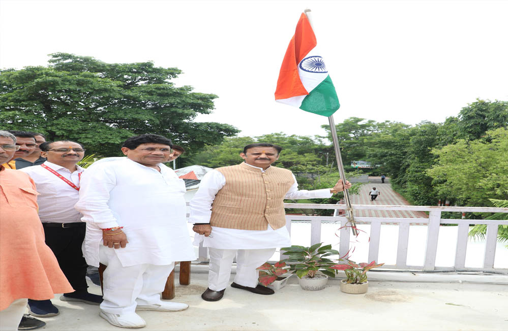 उप मुख्यमंत्री शुक्ल ने शासकीय आवास पर फहराया तिरंगा उप मुख्यमंत्री शुक्ल ने शासकीय आवास पर फहराया तिरंगा