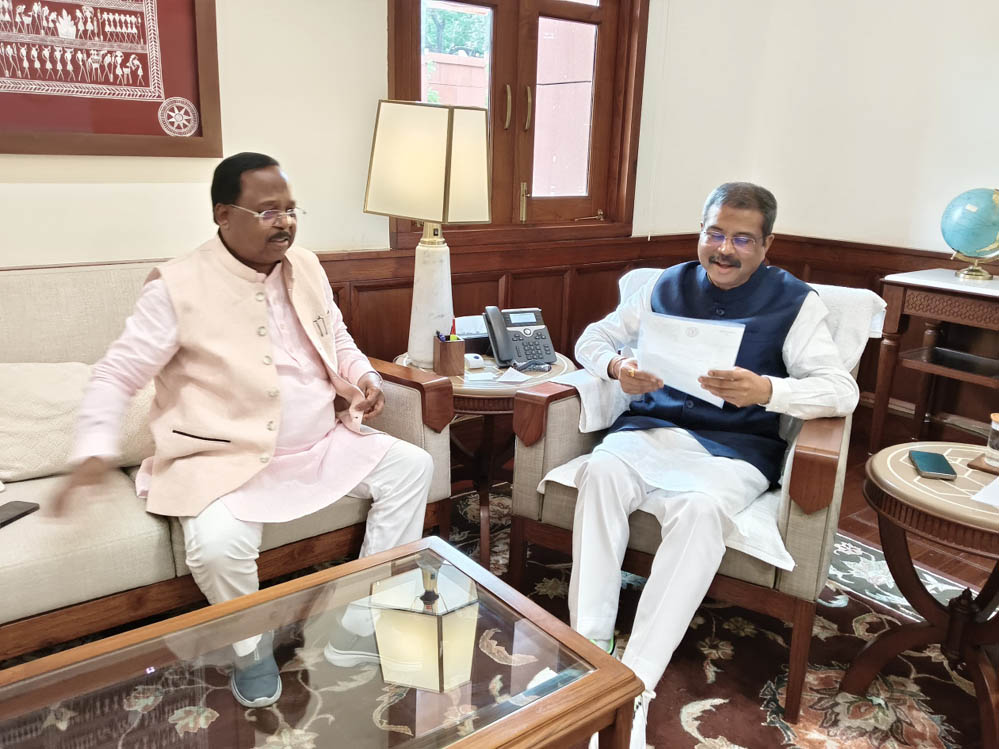 रायपुर : मंत्री रामविचार नेताम ने दिल्ली में केंद्रीय शिक्षा मंत्री धमेंद्र प्रधान से की सौजन्य मुलाकात रायपुर : मंत्री रामविचार नेताम ने दिल्ली में केंद्रीय शिक्षा मंत्री धमेंद्र प्रधान से की सौजन्य मुलाकात