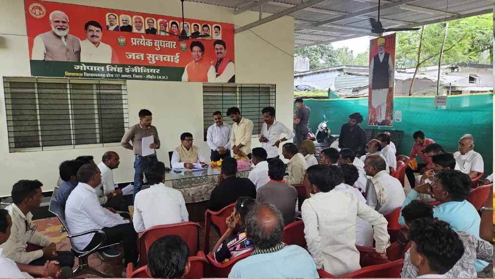 ग्राम उमरधड़ के लोग नयापुरा में कीचड़ मुक्त होने की मांग लेकर विधायक के पास पहुँचे