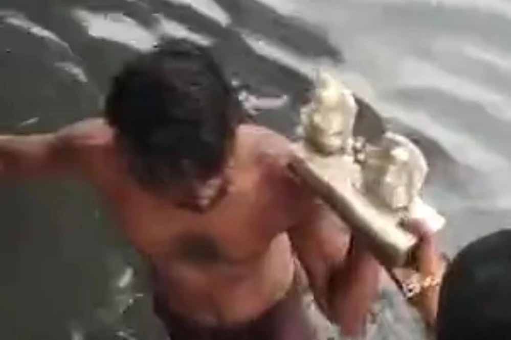 इंदौर में मंदिर से मूर्तियाँ उखाड़कर कान्ह नदी में फेंकी, हिंदू संगठनों में उबाल इंदौर में मंदिर से मूर्तियाँ उखाड़कर कान्ह नदी में फेंकी, हिंदू संगठनों में उबाल