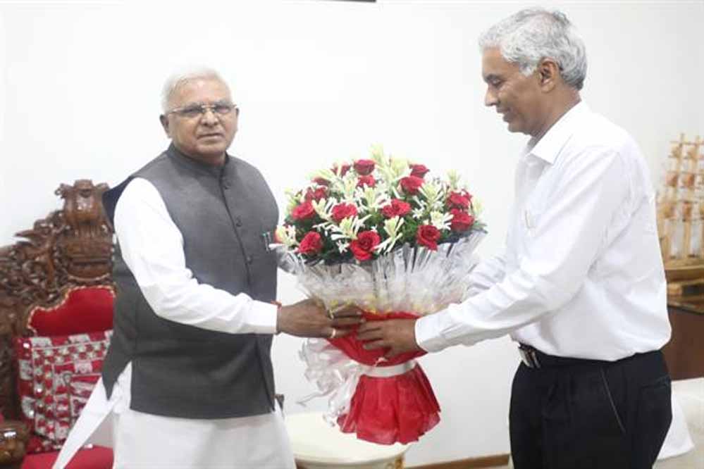 राज्यपाल मंगुभाई पटेल से मुख्य सचिव ने की सौजन्य भेंट राज्यपाल मंगुभाई पटेल से मुख्य सचिव ने की सौजन्य भेंट