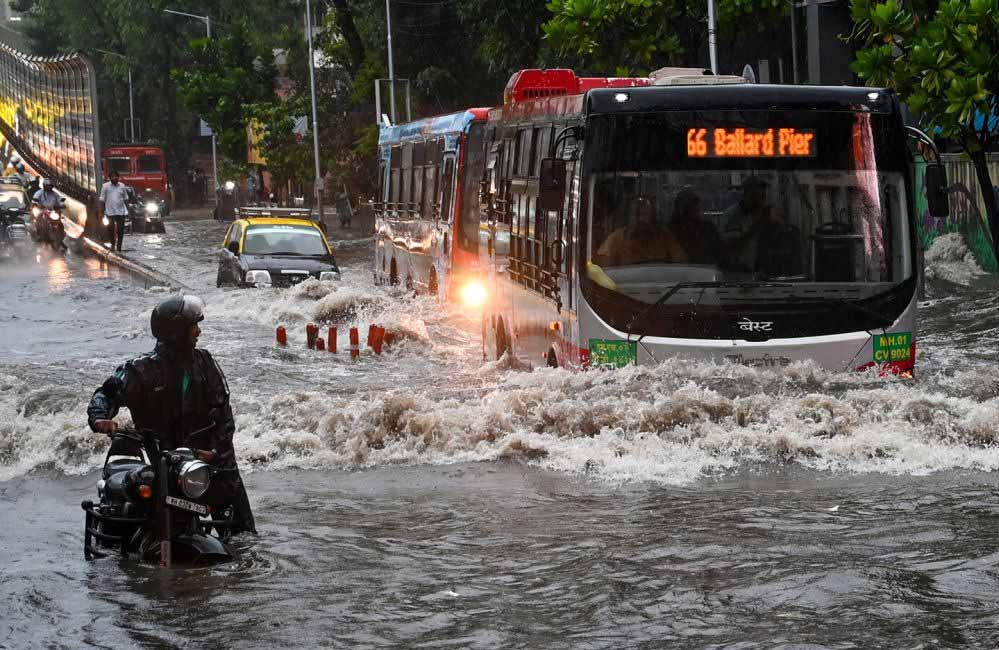 मुंबई बारिश: सबवे और सड़कें जलमग्न, ट्रेनें और फ्लाइट्स प्रभावित मुंबई बारिश: सबवे और सड़कें जलमग्न, ट्रेनें और फ्लाइट्स प्रभावित