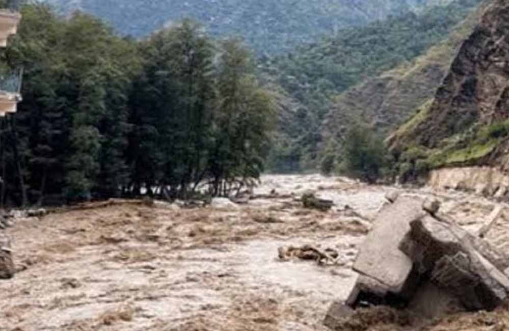 हिमाचल में मॉनसून का तांडव: कुल्लू में बादल फटा, शिमला-मंडी में भूस्खलन