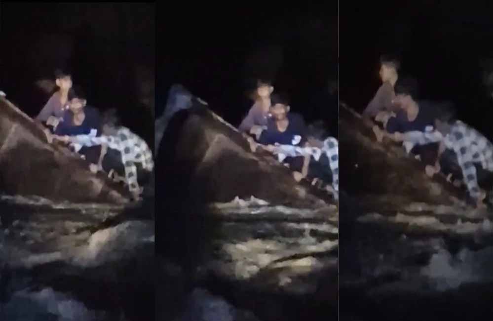 बैतूल: भड़ंगा नदी में ट्रैक्टर-ट्रॉली पलटी, 3 युवक चट्टान पर फंसे; पुलिस-ग्रामीणों ने बचाया बैतूल: भड़ंगा नदी में ट्रैक्टर-ट्रॉली पलटी, 3 युवक चट्टान पर फंसे; पुलिस-ग्रामीणों ने बचाया
