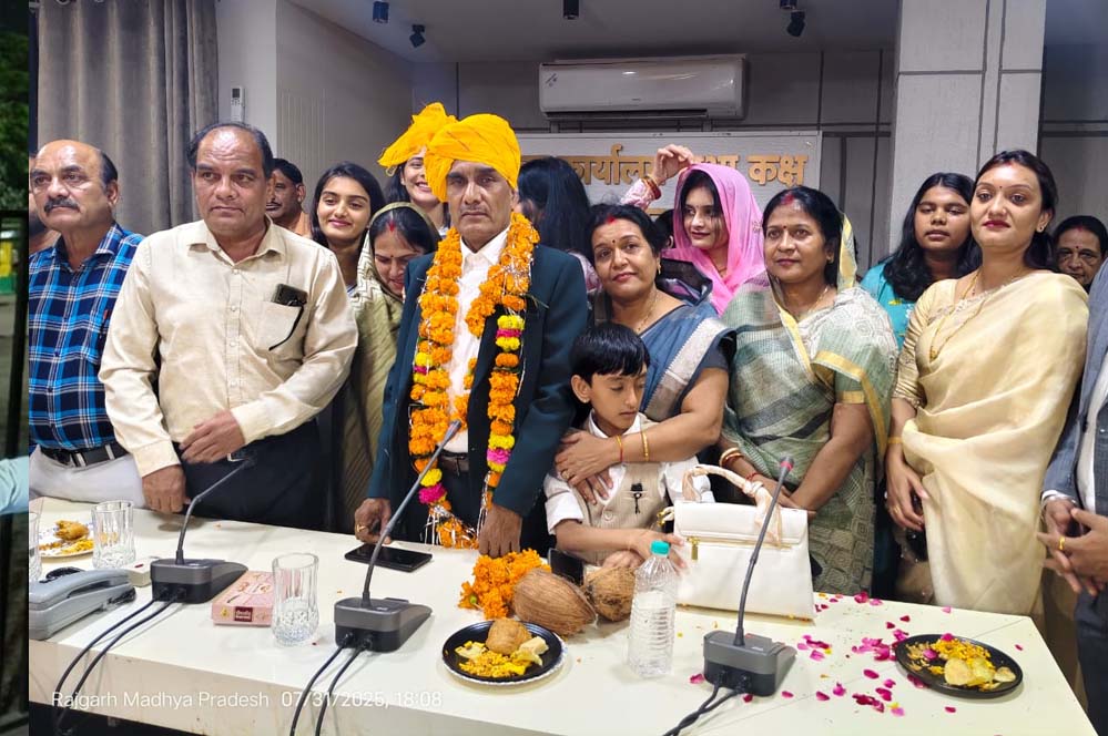 सेवानिवृत्त हुए प्रकाश सिंह, कलेक्ट्रेट सभागार में हुआ भावभीना विदाई समारोह सेवानिवृत्त हुए प्रकाश सिंह, कलेक्ट्रेट सभागार में हुआ भावभीना विदाई समारोह