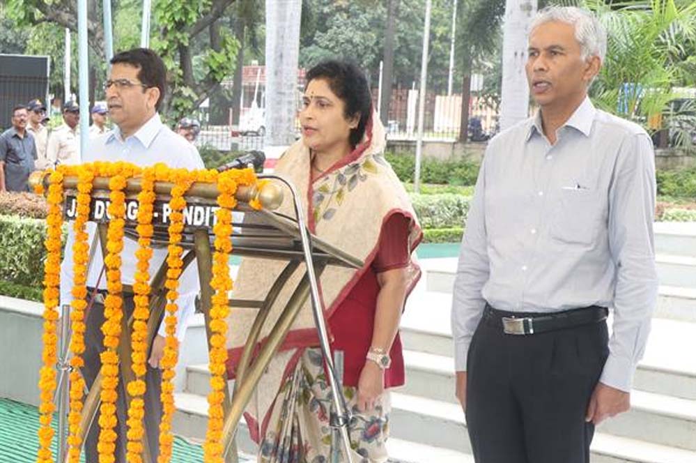 मंत्रालय में हुआ राष्ट्र-गीत “वंदे-मातरम” एवं राष्ट्र-गान का सामूहिक गायन मंत्रालय में हुआ राष्ट्र-गीत “वंदे-मातरम” एवं राष्ट्र-गान का सामूहिक गायन