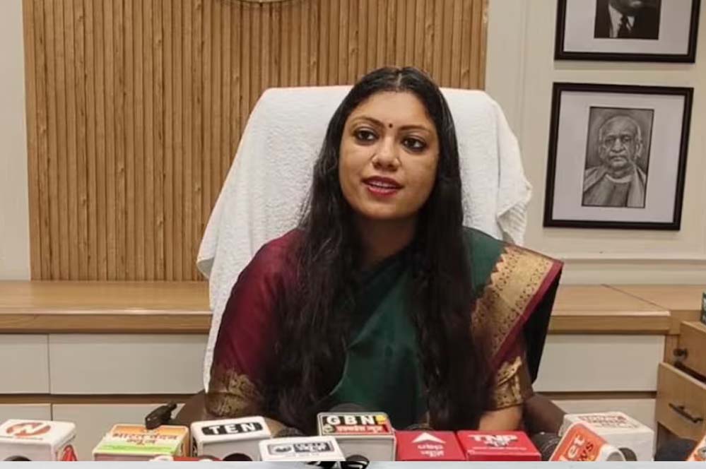 नए नोएडा DM मेधा की शानदार उपलब्धि: शूटिंग चैम्पियनशिप में जीते तीन स्वर्ण पदक नए नोएडा DM मेधा की शानदार उपलब्धि: शूटिंग चैम्पियनशिप में जीते तीन स्वर्ण पदक