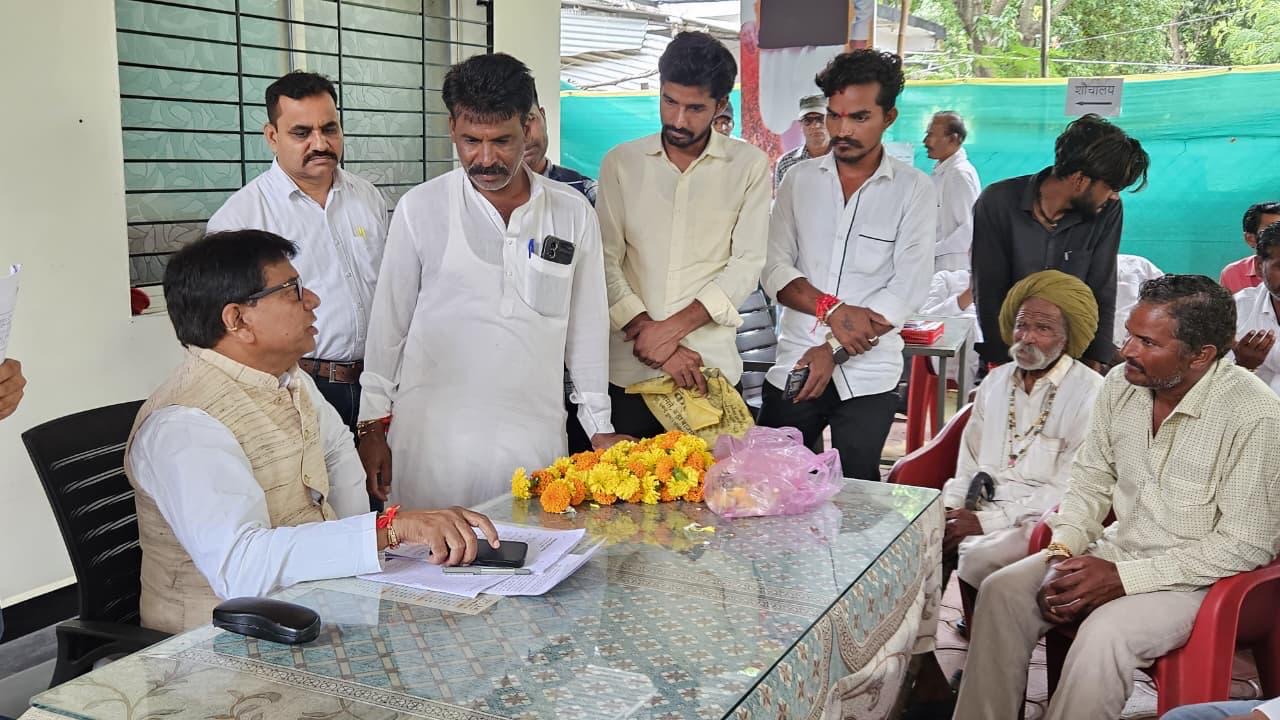 विधायक की जनसुनवाई में पहुचे ग्राम उमरधड़ के ग्रामीण नयापुरा में कीचड़ से मुक्ति के लिये मुरमिकरण कराने की विधायक से की मांग विधायक की जनसुनवाई में पहुचे ग्राम उमरधड़ के ग्रामीण नयापुरा में कीचड़ से मुक्ति के लिये मुरमिकरण कराने की विधायक से की मांग