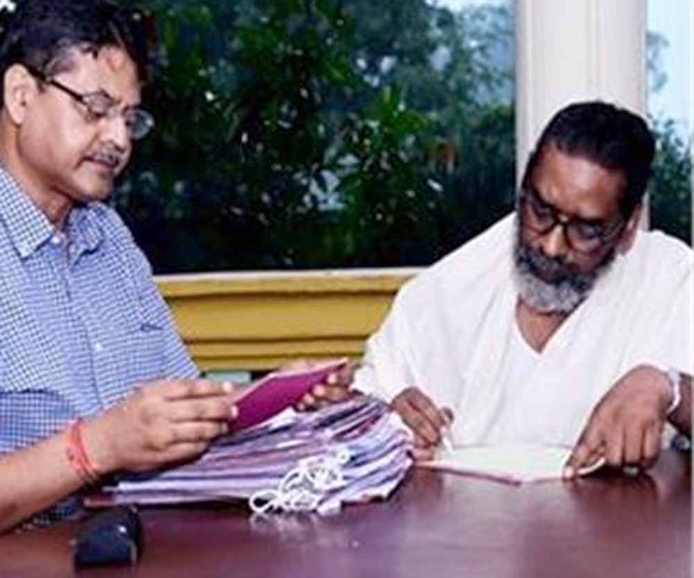 पिता के निधन का गम, फिर भी CM हेमंत राज्य सेवा में जुटे